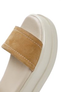 صندل زنانه قهوه‌ای روشن چرم نبوک بنددار تخت ضخیم دری مد