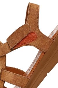 صندل زنانه قهوه‌ای روشن چرم و جیر بنددار دری مد