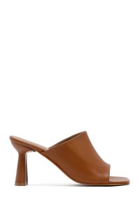 صندل زنانه قهوه‌ای روشن چرم پاشنه‌دار دری مد