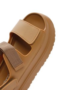 صندل زنانه قهوه‌ای روشن ژله‌ای تخت ضخیم بندی دری مد