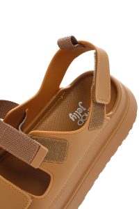 صندل زنانه قهوه‌ای روشن ژله‌ای تخت ضخیم بندی دری مد