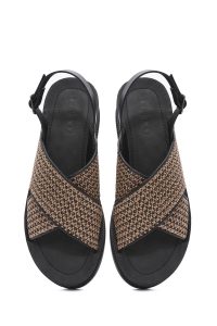 صندل زنانه قهوه‌ای پشت باز سگک‌دار حصیری تخت ضخیم دری مد