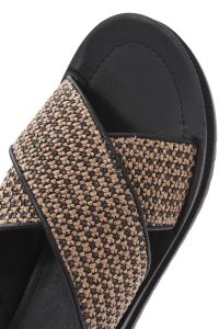 صندل زنانه قهوه‌ای پشت باز سگک‌دار حصیری تخت ضخیم دری مد