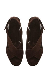 صندل زنانه قهوه‌ای چرم و جیر لژدار پشت‌باز بنددار دری مد