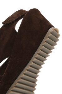 صندل زنانه قهوه‌ای چرم و جیر لژدار پشت‌باز بنددار دری مد