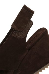 صندل زنانه قهوه‌ای چرم و جیر لژدار پشت‌باز بنددار دری مد