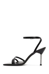 صندل زنانه مشکی براق پاشنه نازک نگین‌دار بنددار دری مد