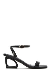 صندل زنانه مشکی بنددار پاشنه‌دار دری مد