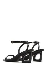 صندل زنانه مشکی بنددار پاشنه‌دار دری مد