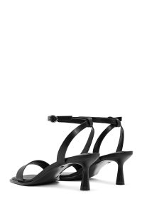 صندل زنانه مشکی بنددار پاشنه‌دار دری مد