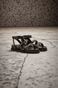 صندل زنانه مشکی چرم بنددار با جزئیات فلزی دری مد