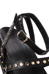 صندل زنانه مشکی چرم بنددار با جزئیات فلزی دری مد