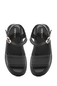 صندل زنانه مشکی چرم بنددار تخت ضخیم دری مد