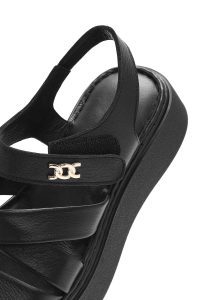 صندل زنانه مشکی چرم بنددار تخت ضخیم راحتی دری مد