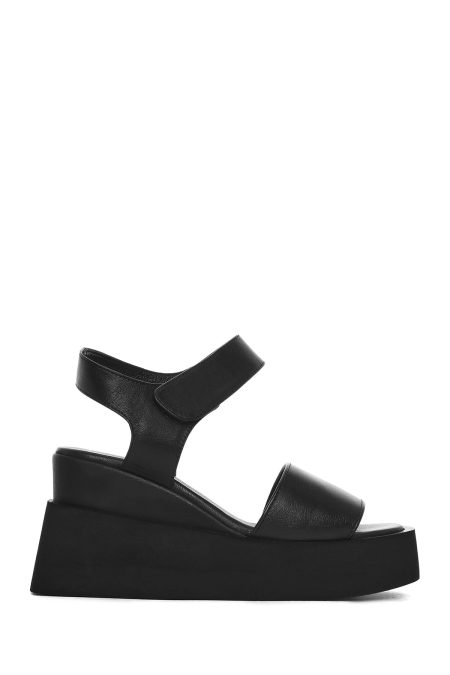 صندل زنانه مشکی چرم بنددار لژدار دری مد