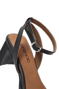 صندل زنانه مشکی چرم بنددار پاشنه‌ضخیم دری مد