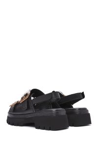 صندل زنانه مشکی چرم سگک‌دار تخت ضخیم بندی دری مد