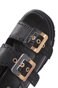 صندل زنانه مشکی چرم سگک‌دار تخت ضخیم بندی دری مد