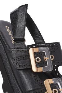 صندل زنانه مشکی چرم سگک‌دار تخت ضخیم بندی دری مد