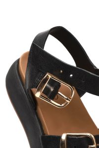 صندل زنانه مشکی چرم سگک‌دار تخت ضخیم دری مد