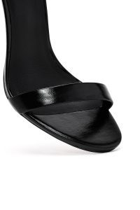 صندل زنانه مشکی چرم متالیک پاشنه‌نازک بلند بنددار دری مد