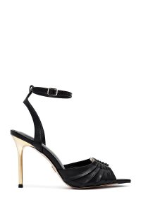 صندل زنانه مشکی چرم پاشنه‌نازک بلند بنددار دری مد