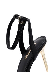 صندل زنانه مشکی چرم پاشنه‌نازک بلند بنددار دری مد