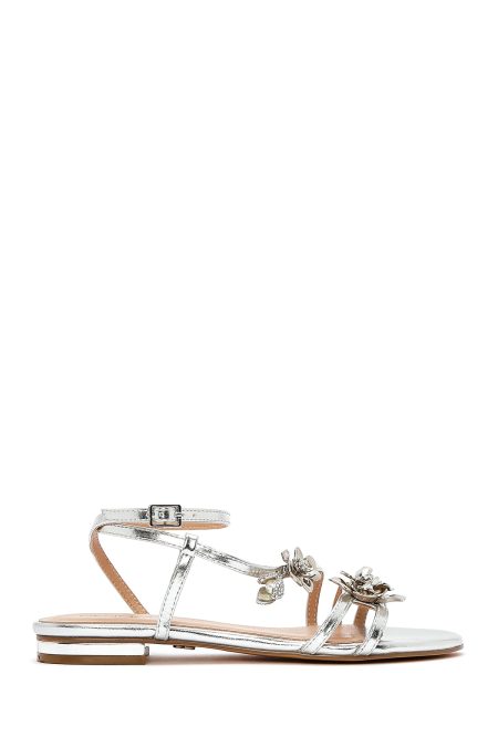 صندل زنانه نقره‌ای متالیک نگین‌دار بنددار دری مد