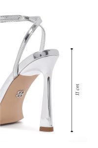 صندل زنانه نقره‌ای متالیک پاشنه نازک بلند بنددار دری مد