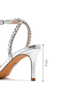 صندل زنانه نقره‌ای نگین‌دار پاشنه‌نازک بنددار دری مد