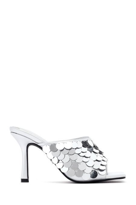 صندل زنانه نقره‌ای پاشنه نازک پولکی دری مد