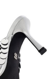 صندل زنانه نقره‌ای پاشنه نازک پولکی دری مد