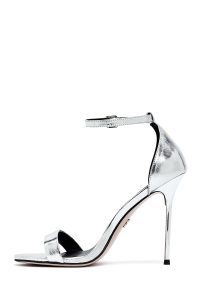 صندل زنانه نقره‌ای چرم متالیک پاشنه‌نازک بلند بنددار دری مد