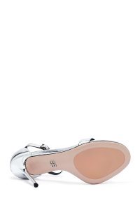 صندل زنانه نقره‌ای چرم متالیک پاشنه‌نازک بلند بنددار دری مد