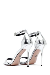 صندل زنانه نقره‌ای چرم متالیک پاشنه‌نازک بلند بنددار دری مد