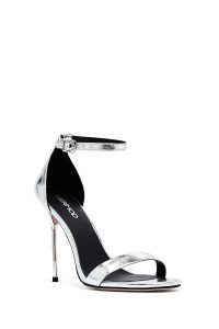 صندل زنانه نقره‌ای چرم متالیک پاشنه‌نازک بلند بنددار دری مد