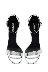 صندل زنانه نقره‌ای چرم متالیک پاشنه‌نازک بلند بنددار دری مد