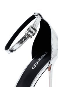 صندل زنانه نقره‌ای چرم متالیک پاشنه‌نازک بلند بنددار دری مد