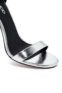 صندل زنانه نقره‌ای چرم متالیک پاشنه‌نازک بلند بنددار دری مد