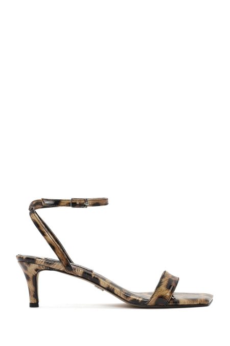 صندل زنانه پلنگی بنددار پاشنه کوتاه نازک ورنی دری مد