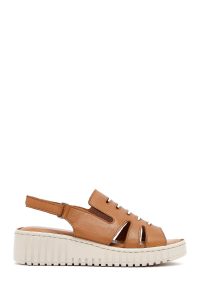 صندل زنانه چرم قهوه‌ای راحتی لژدار دری مد