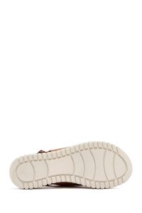 صندل زنانه چرم قهوه‌ای راحتی لژدار دری مد