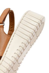 صندل زنانه چرم قهوه‌ای راحتی لژدار دری مد