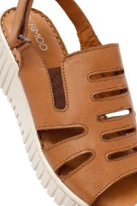 صندل زنانه چرم قهوه‌ای راحتی لژدار دری مد