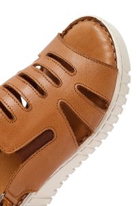 صندل زنانه چرم قهوه‌ای راحتی لژدار دری مد