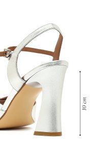 صندل زنانه چرم متالیک نقره‌ای بنددار مچ پا پاشنه‌بلند ضخیم دری مد