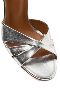 صندل زنانه چرم متالیک نقره‌ای بنددار مچ پا پاشنه‌بلند ضخیم دری مد