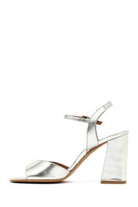 صندل زنانه چرم متالیک نقره‌ای بنددار مچ پا پاشنه‌ضخیم دری مد