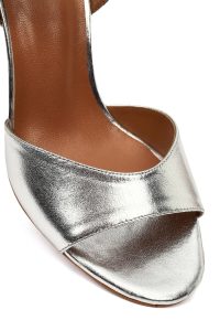 صندل زنانه چرم متالیک نقره‌ای بنددار مچ پا پاشنه‌ضخیم دری مد