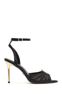 صندل زنانه چرم مشکی پاشنه‌بلند نازک مچی بنددار دری مد